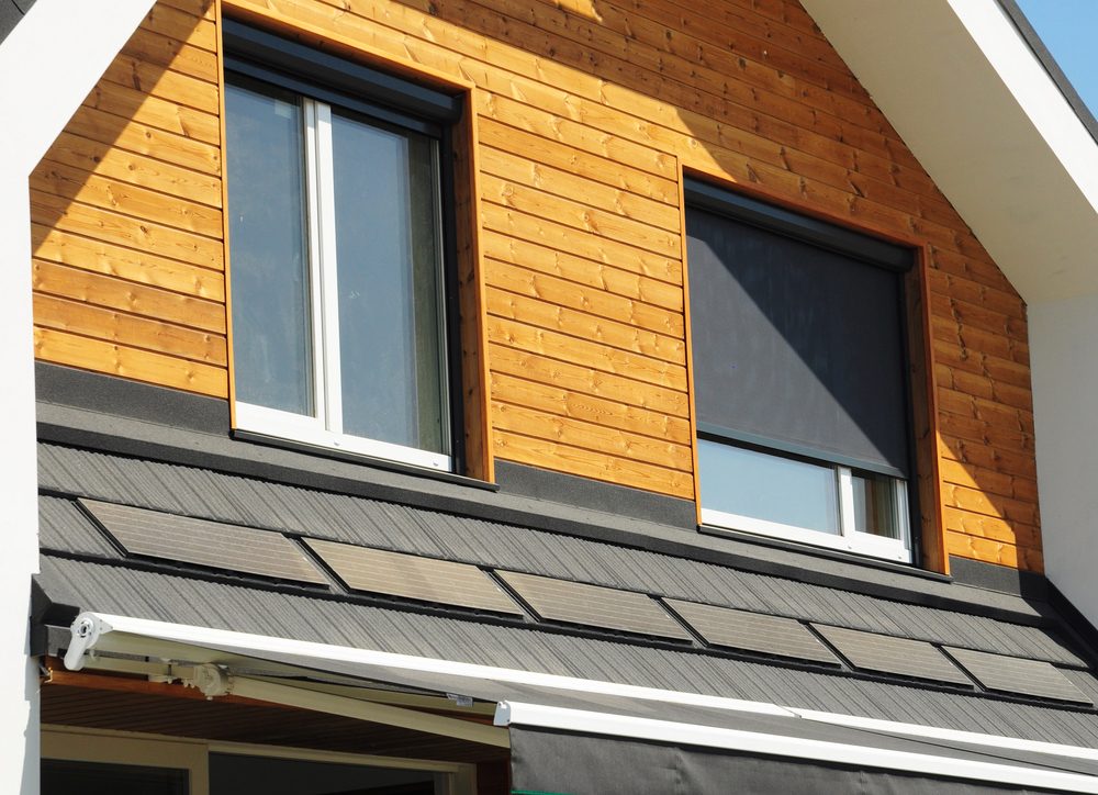 Roofing contractor providing estimate
